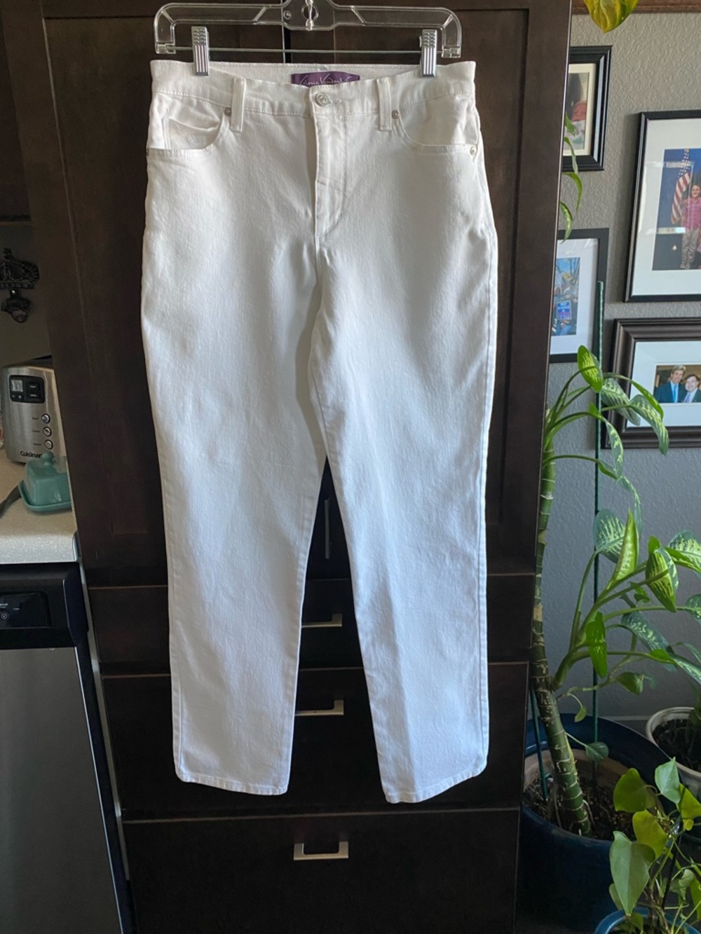 Gloria Vanderbilt Women’s classic white jeans.  Size 6